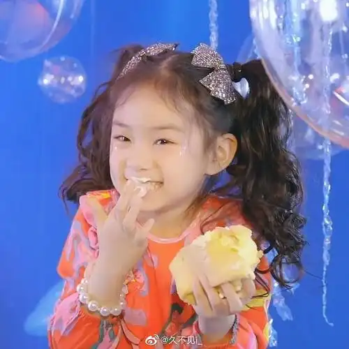 新浪娱乐讯 近日,有网友在微博上晒出偶遇戚薇女儿lucky参加钢琴比赛