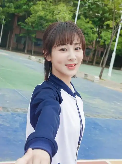 杨紫穿中学校服打篮球空气刘海清新减龄28岁美成18
