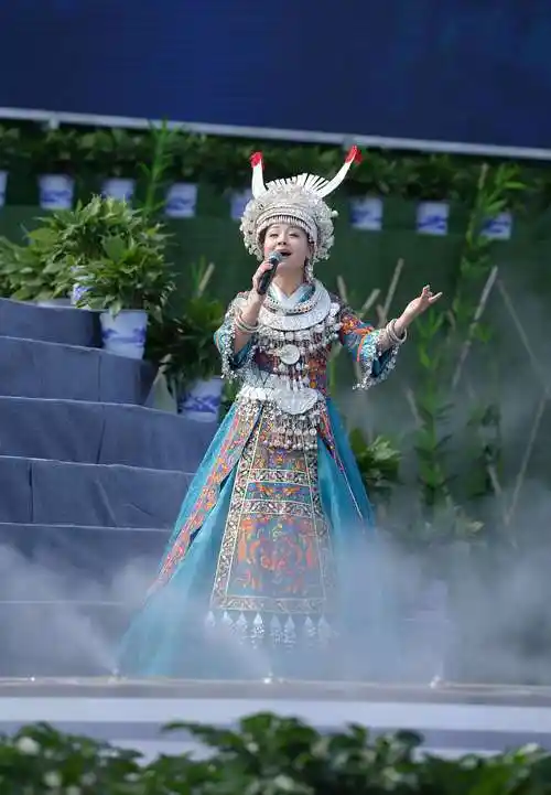 著名歌手阿幼朵献唱麻阳苗族自治县三十周年庆祝演出