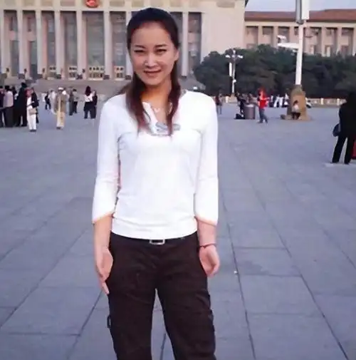 为了履行对母亲的承诺,贾玲毕业后选择在北京过着清贫的生活,只为了