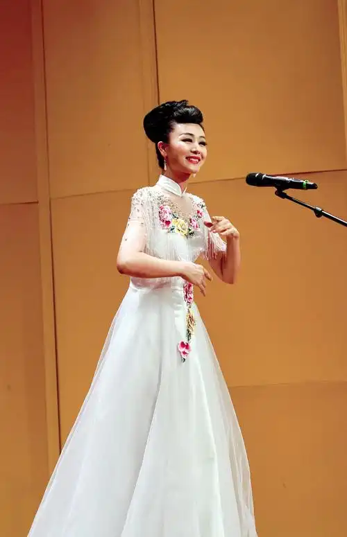 p data-id="go8hbljvtn"> b>黄艳 /b>,中国内地女歌手,毕业于 a