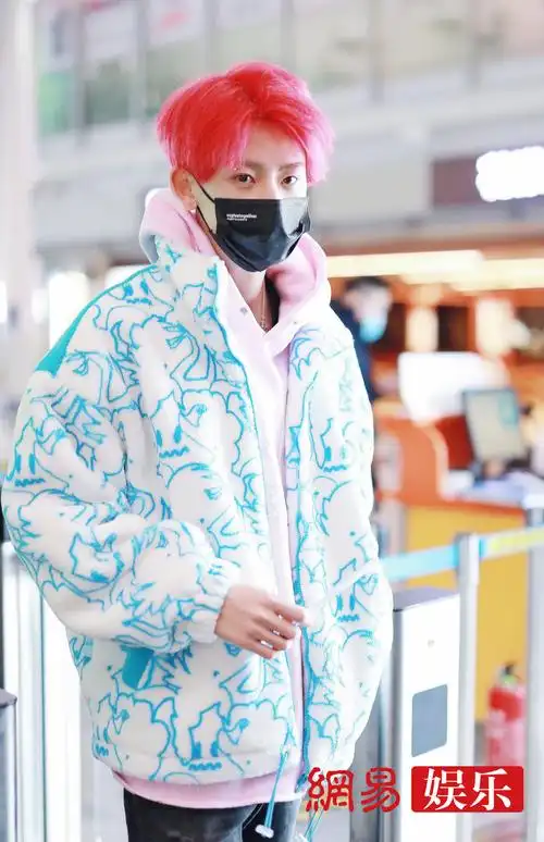 小鬼王琳凯穿搭梦幻感十足一头红发亮眼