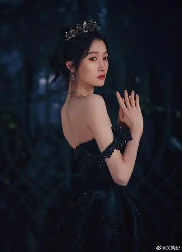 关晓彤变暗夜古堡公主黑纱裙神秘撩人抱猫坐王座气场全开