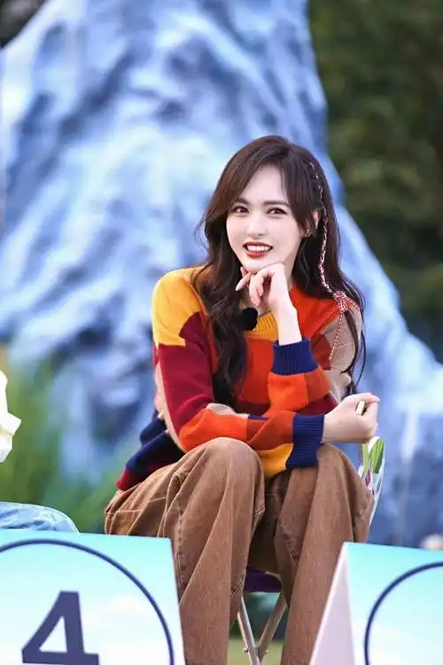 唐嫣彩色毛衣搭配棕色牛仔裤,真是美得无法抗拒!