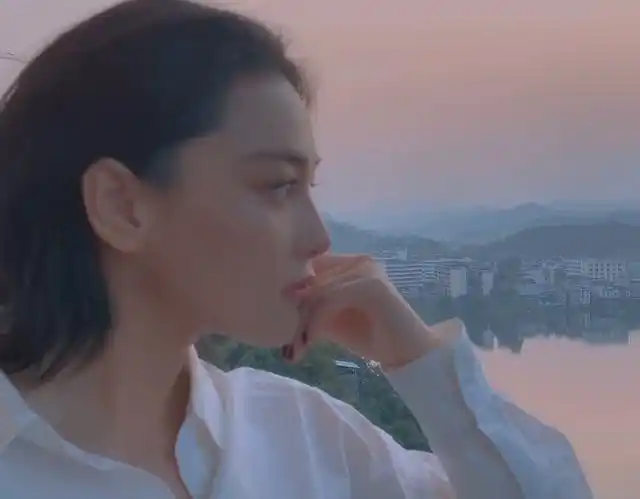 张馨予更博晒美食视频,怼脸拍下的脸蛋成亮点,这肌肤我慕了