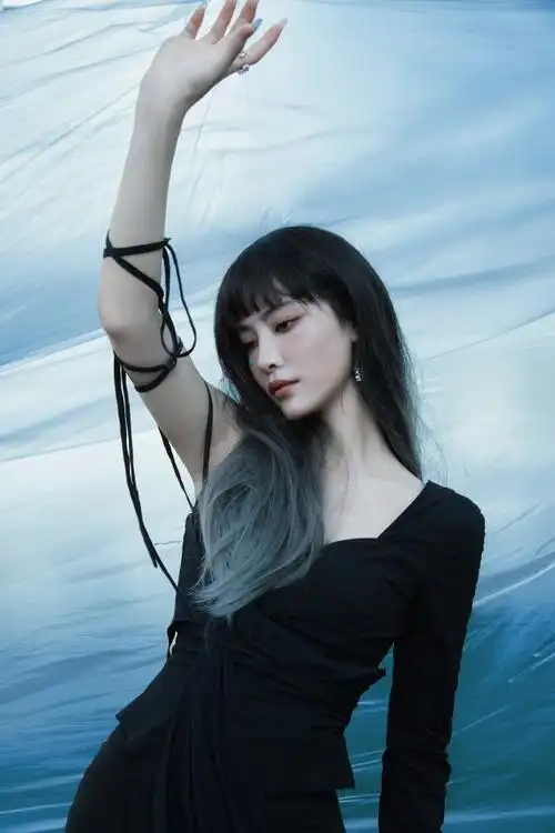 许佳琪齐刘海碎钻造型