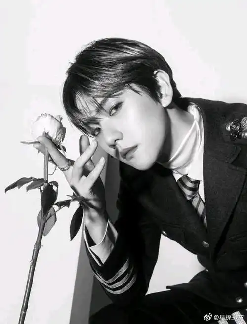 伯贤正脸训练照#伯贤寸头照帅气满满的,除了帅气,寸头又不失可爱