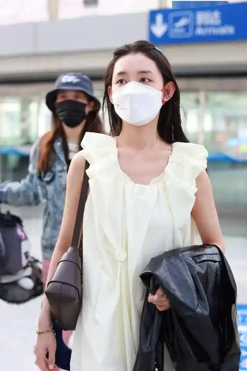 蒋依依现身北京首都机场,身穿白色连衣裙简约清纯