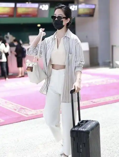 杨采钰的身材真绝,穿衬衫配露脐装亮相,小蛮腰格外抢镜_女性_时尚