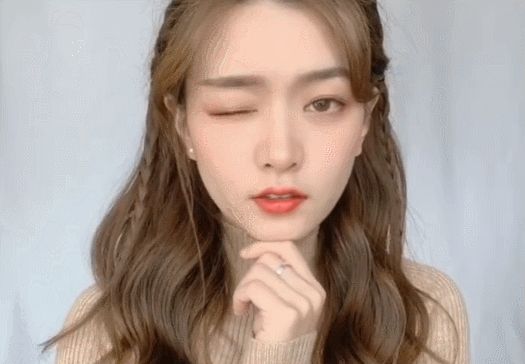 第一个编发公式就是在你头顶两侧各取一小撮编麻花,记得  留一点鬓角