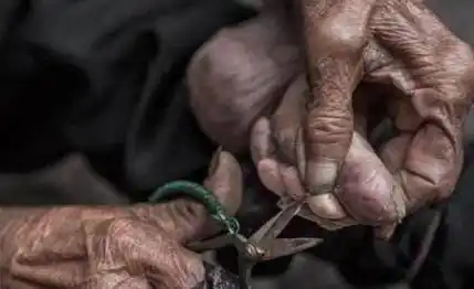 【每天老照片】-2万-1979-最后的小脚老人,三寸金莲只有丈夫见过,今