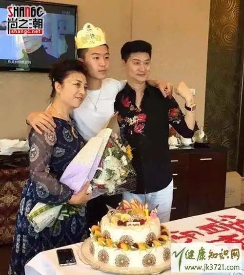 范丞丞是范冰冰私生子,近日,范冰冰弟弟庆祝16岁生日的现场照片曝光