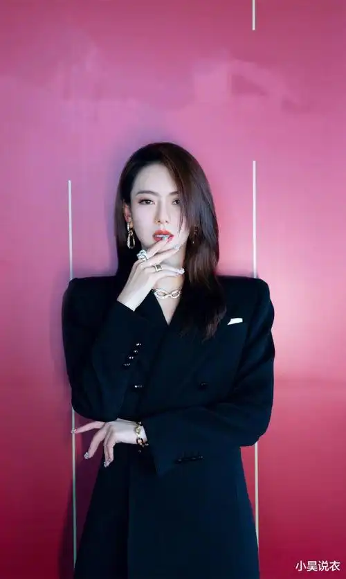 戚薇女总裁的形象就是飒一袭少女土味拼接服都穿出了造型