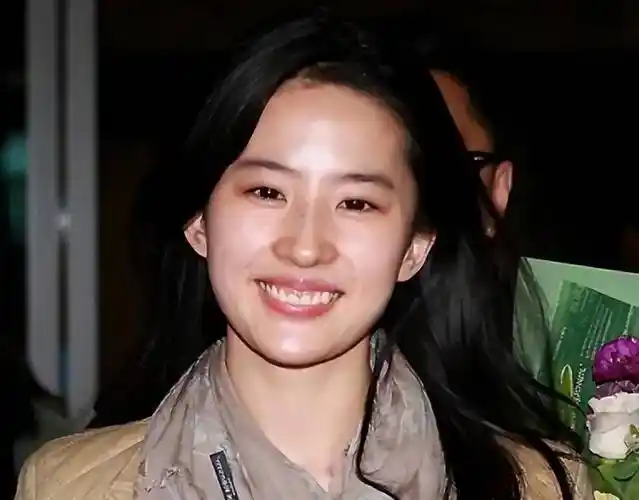 刘亦菲近照,素颜出镜,网友:很拉低颜值的啊!您认为呢?_气质_显得_淡妆