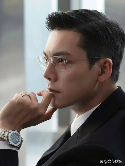 深情演绎引发热议  在最近热播的电视剧中,陈伟霆与赵露思的吻戏成为