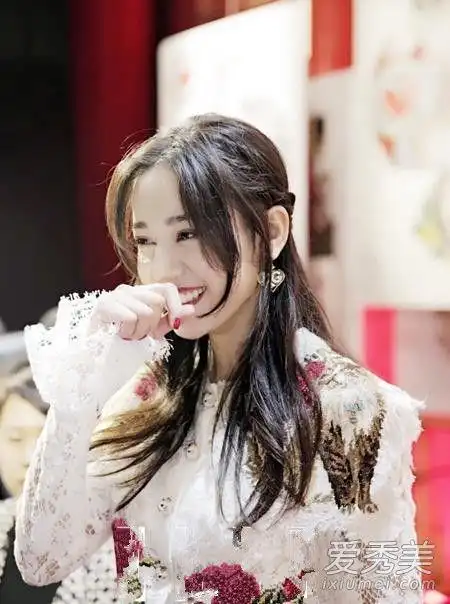 迪丽热巴中分两边编发的发型怎么扎 迪丽热巴编发教程