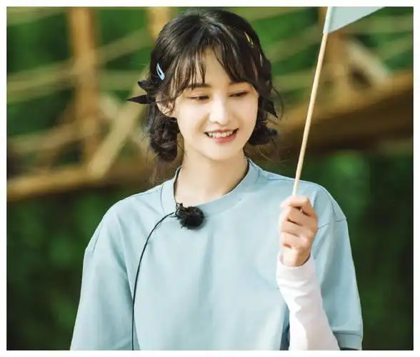 奇妙小森林晒郑爽美照蝴蝶结双麻花辫学做菜的样子好可爱