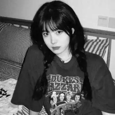 女生黑白简单意境头像真人图片