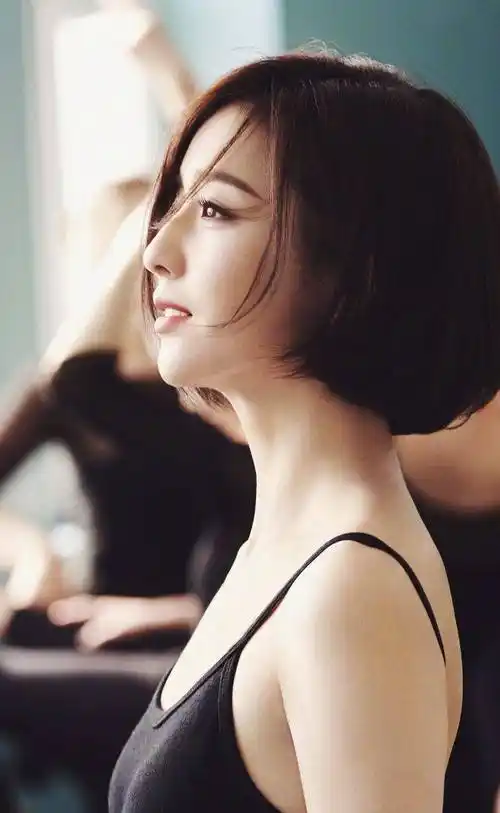 佟丽娅晒侧颜称要吃宵夜,深夜获男星投喂,宵夜精致人均千元?