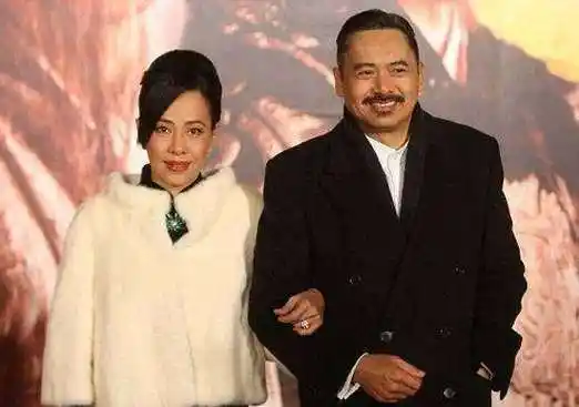 68岁周润发回应裸捐56亿不是我要捐是我老婆决定的