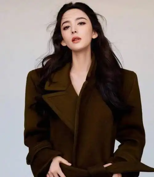 古力娜扎春日樱花写真释出 穿白裙清纯