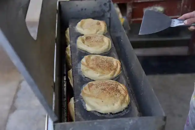 河南大妈做这种红盖烧饼外观看着像螃蟹一天五百个不够卖