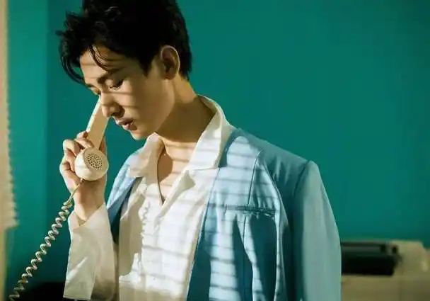 现在也很久没换发型的易烊千玺发型也和成毅的差不多