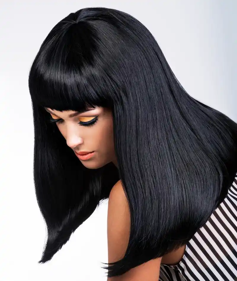 美丽的黑发女人,留着长长的黑色直发