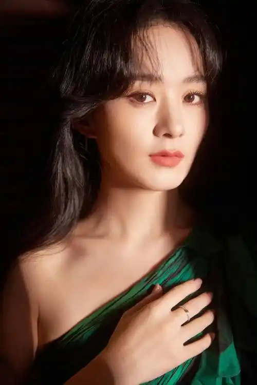 赵丽颖绿色斜肩长裙优雅写真_气质_女神