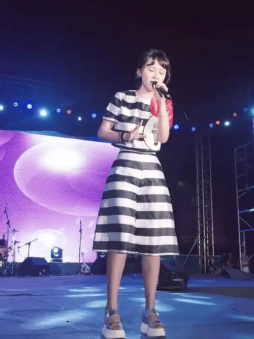 p>吴木蓝,1992年8月30日出生于湖北省武汉市,中国大陆女歌手,毕业于