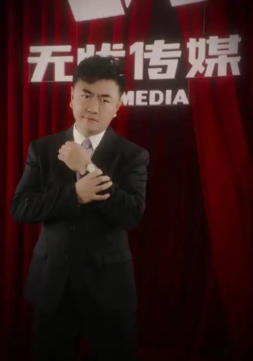 你别说真的别说,拍的还挺有格菜美内味的,美女提着裙摆回眸一笑,帅哥