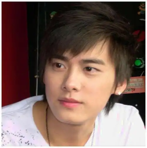 20岁的他明明是校草,颜值不输李易峰胡歌_网易订阅