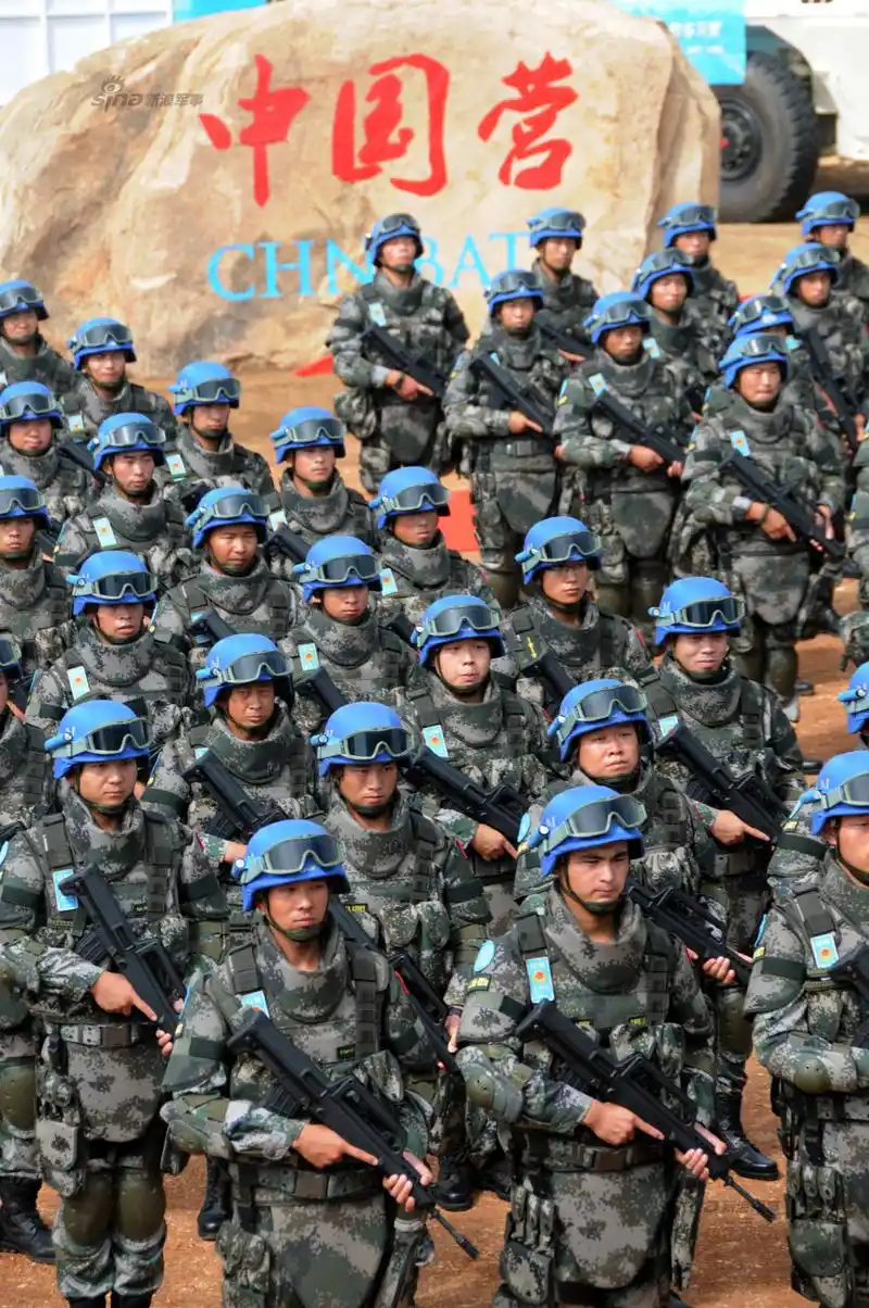 我维和步兵在南苏丹受阅 护具先进武装到牙齿