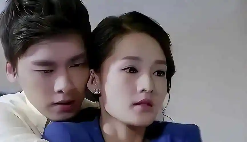 曾经的娱乐圈流量小王子李易峰低调回国引发关注