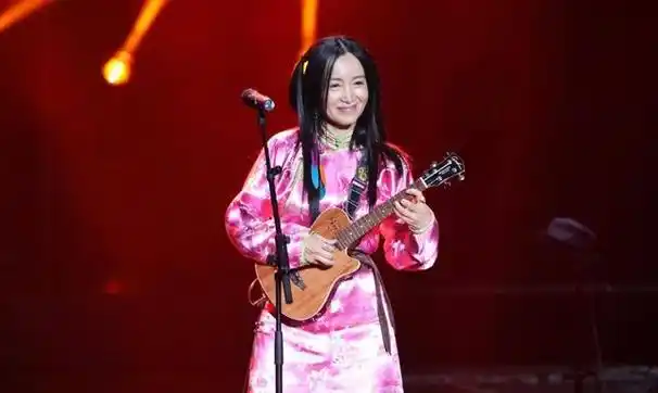 她曾登春晚4次被恩师欺骗流产前途尽毁如今55岁仍单身