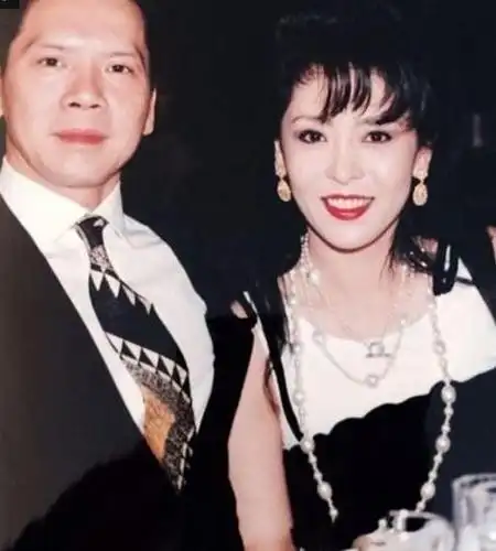 向太年轻时候照片曝光!素色穿搭魅力时尚,一颦一笑让人心动