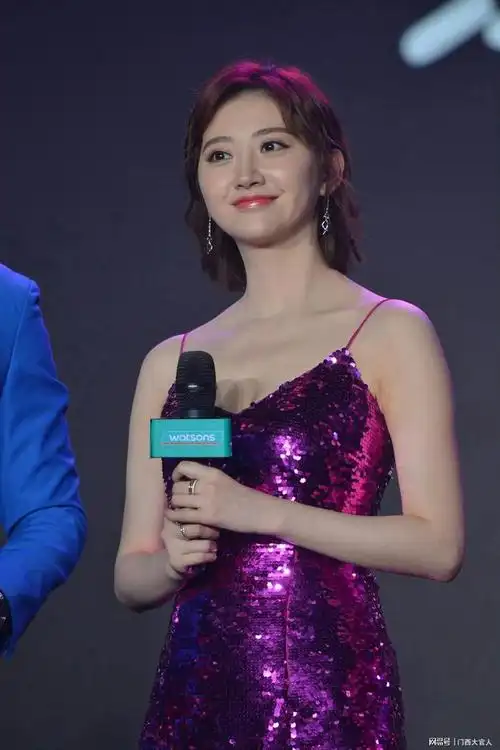 景甜新造型亮相商务活动是不是胖了