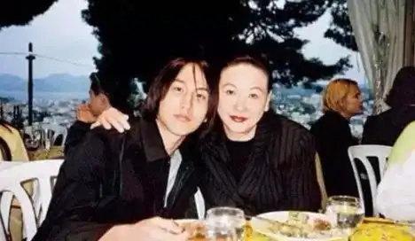 汤臣二少东传婚讯是真是假汤珈铖结婚了吗老婆是谁个人资料照片