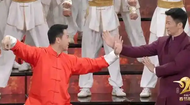 吴京晒出与成龙甄子丹合影成龙站中间网友成龙是来劝架的吧