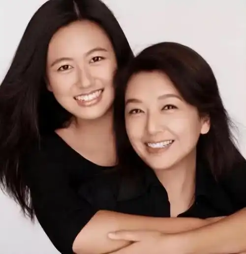 回顾靳东从服务员逆袭成演员能成功要感谢两位母亲的帮助