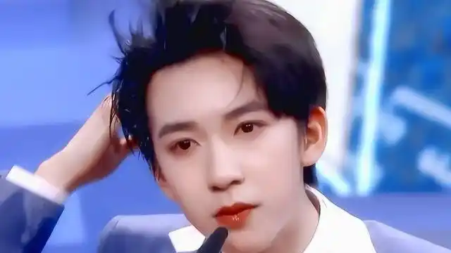 时代少年团湿发造型超绝贺峻霖撩发回眸的瞬间被惊艳到了