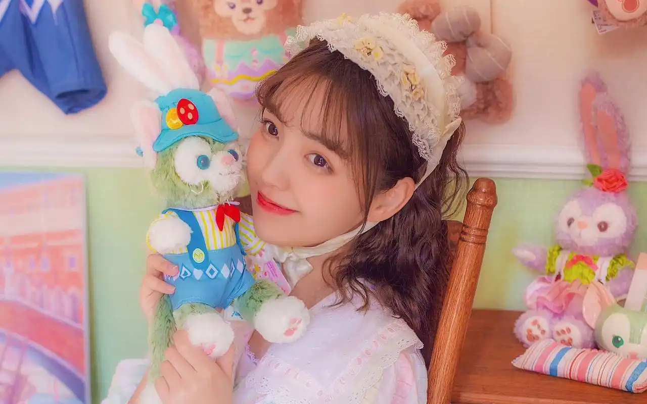 甜美少女画室唯美高清桌面壁纸