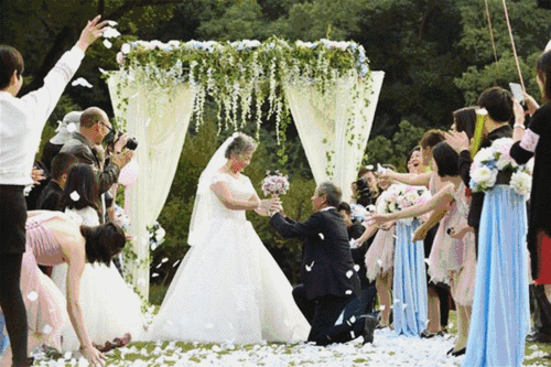 在欢声笑语中,金婚伴侣们纷纷举起酒杯,共饮交杯酒,定格了这美好的