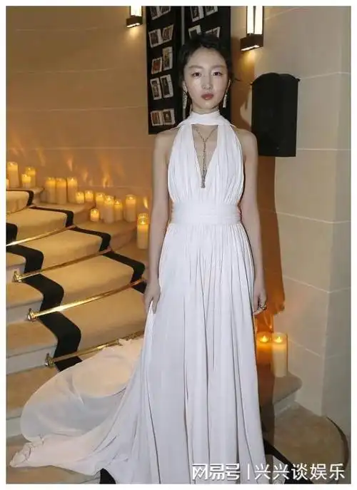 周冬雨凹曲线真拼穿深v礼服奈何干瘪身材不争气仍然平平