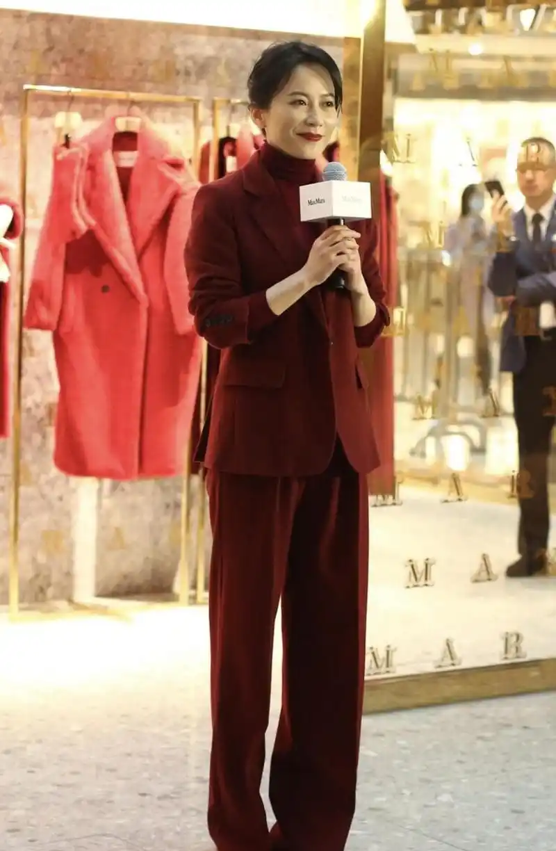 俞飞鸿从骨子里散发的高级感穿枣红色西装套装出席活动超漂亮