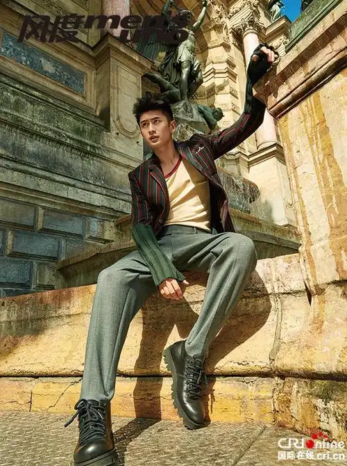 张云龙杂志大片曝光 行走巴黎街头尽显元气满满
