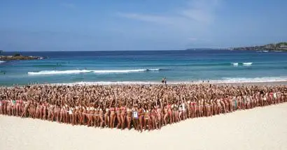 美女组成的世界上最浩大的比基尼群体在沙滩上演泳衣秀1010名澳大利亚