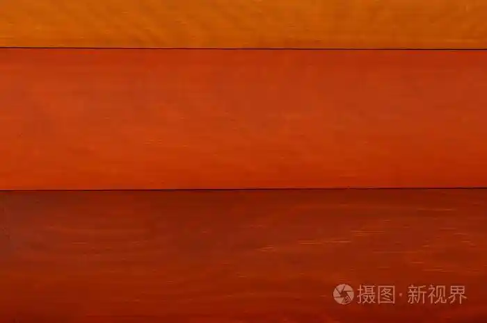 墙上宽木板的红褐色木纹