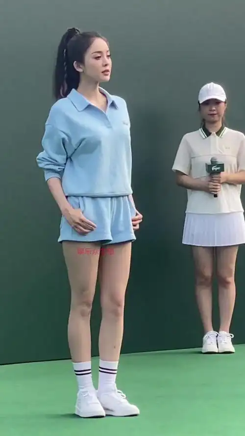 古力娜扎_蓝色运动装高马尾造型青春洋溢活力满满