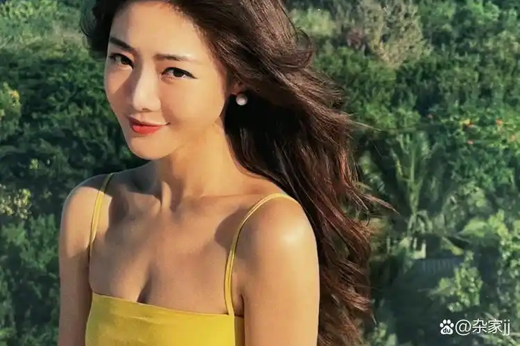 邓家佳:黄色吊带裙,肌肤晒成小麦色 邓家佳分享最新营业照,黄色吊带裙